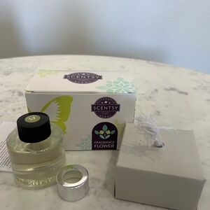 New Scentsy Fragrance Flower - Amazon Rain Scent
